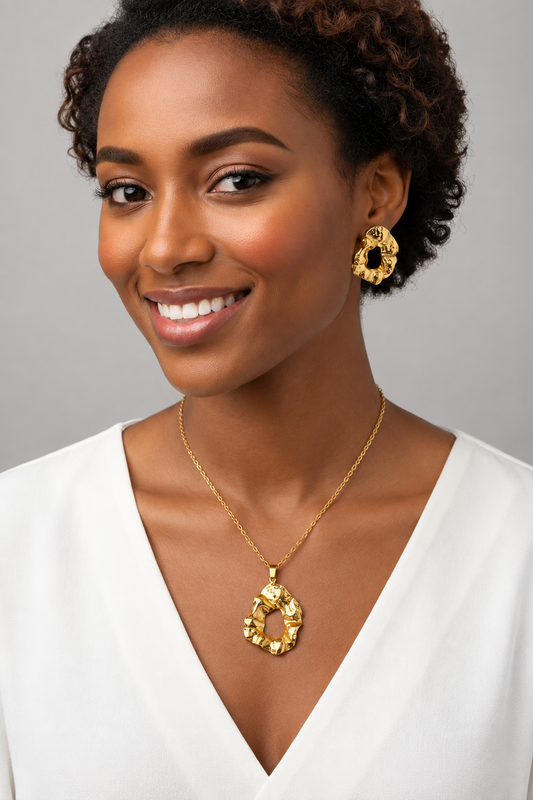 Portrait bijoux Banaatu, boucle et collier bien visibles